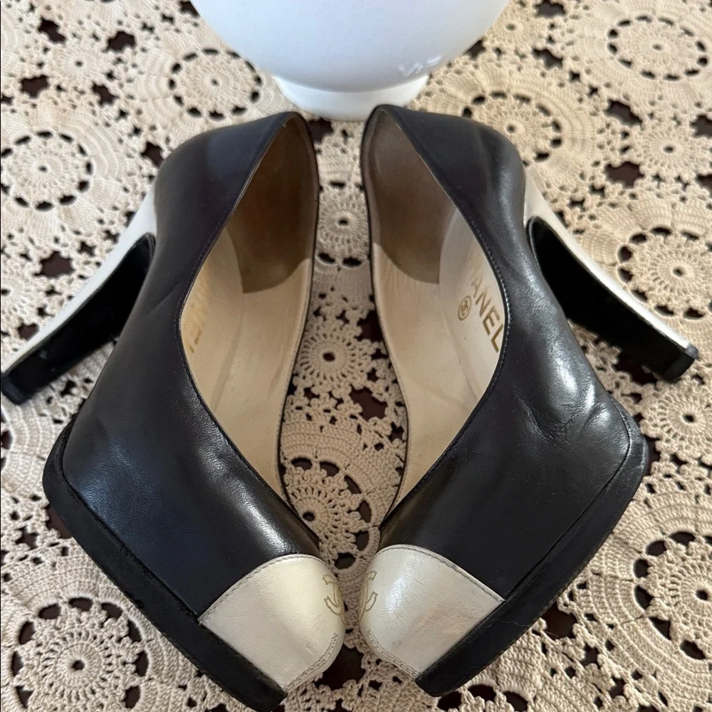 CHANEL Black and Cream Heels with Logo Detail - Picture 5 of 8